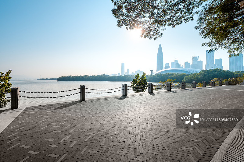 深圳湾公园海滨城市天际线前进的道路图片素材