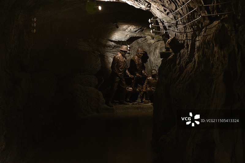 湖北老河口丹渠博物馆展品·引丹工程建设者塑像图片素材