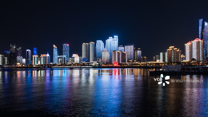 山东省青岛市市南区现代化城市夜景图片素材