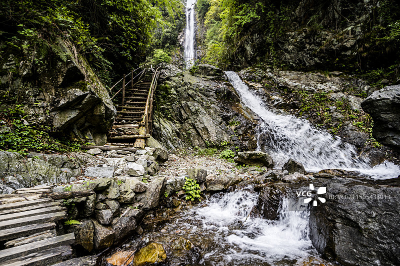 航拍幽静山林中的彭州蟠龙谷瀑布图片素材
