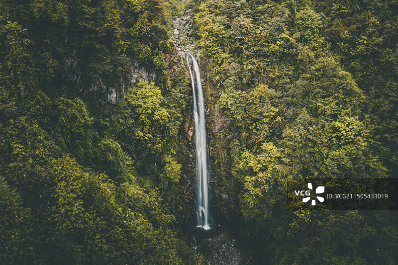 航拍幽静山林中的彭州蟠龙谷瀑布图片素材