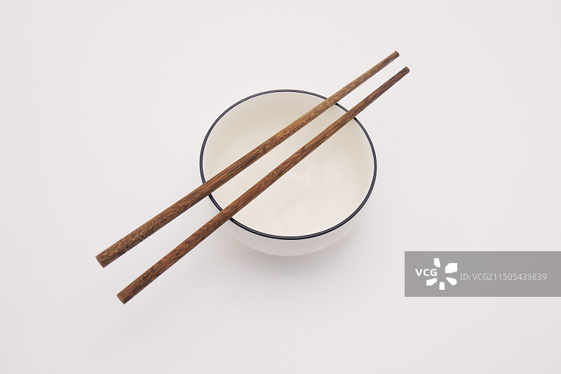 一副碗筷，空碗，陶瓷碗，一个人，空境，孤独，一人食，简约，极简，餐饮，餐具图片素材