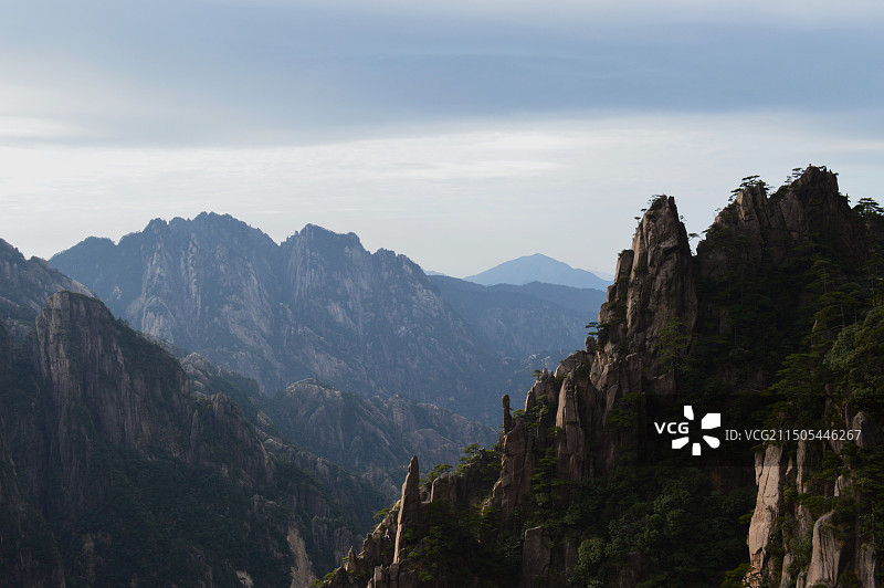 黄山上的群山全景视图图片素材