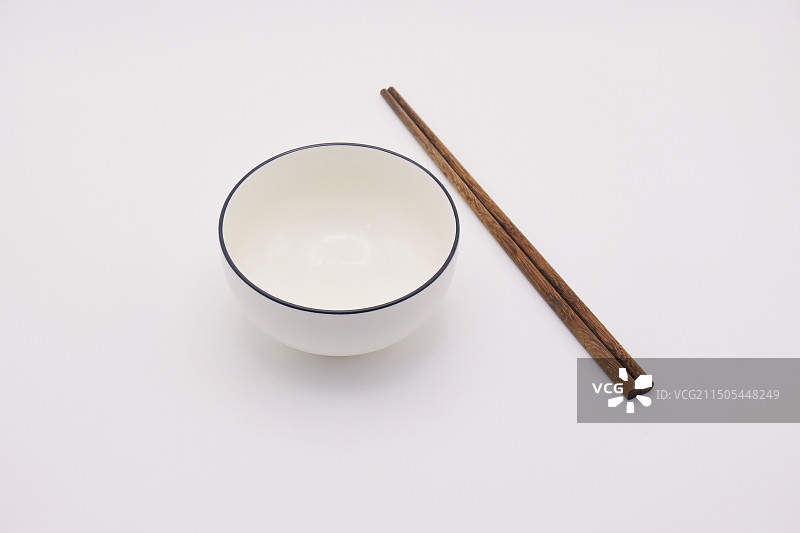 一副碗筷，空碗，陶瓷碗，一个人，空境，孤独，一人食，简约，极简，餐饮，餐具图片素材