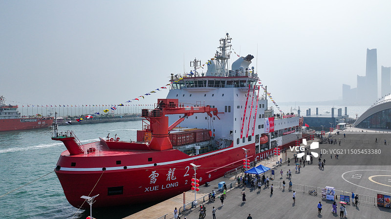 雪龙2号科考船停靠山东省青岛市奥帆中心码头图片素材