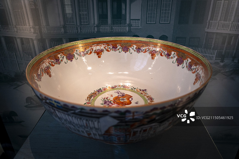 大英博物馆藏文物：印着英国旗帜的景泰蓝搪瓷花盆图片素材