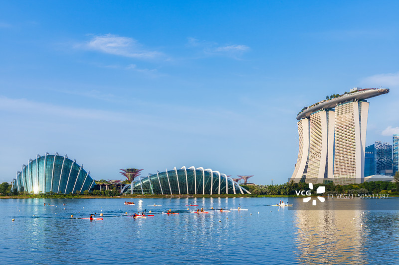 新加坡滨海湾，都市天际线，倒影，海湾东方花园，花穹，擎天树，超级树，地标建筑，金沙酒店，体育比赛图片素材