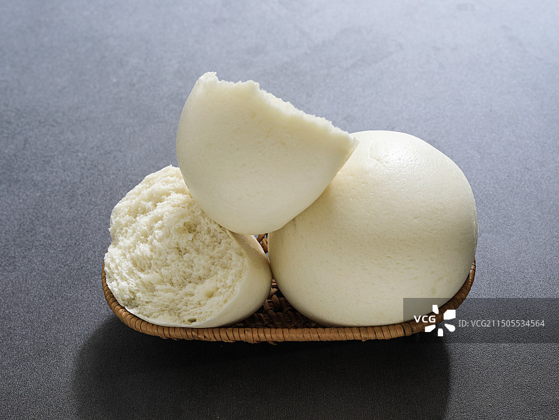 桌面上的粮食主食白面馒头图片素材