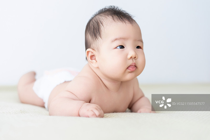 趴在床上的小婴儿图片素材