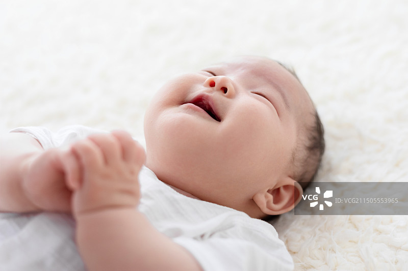 床上一名可爱的小婴儿图片素材