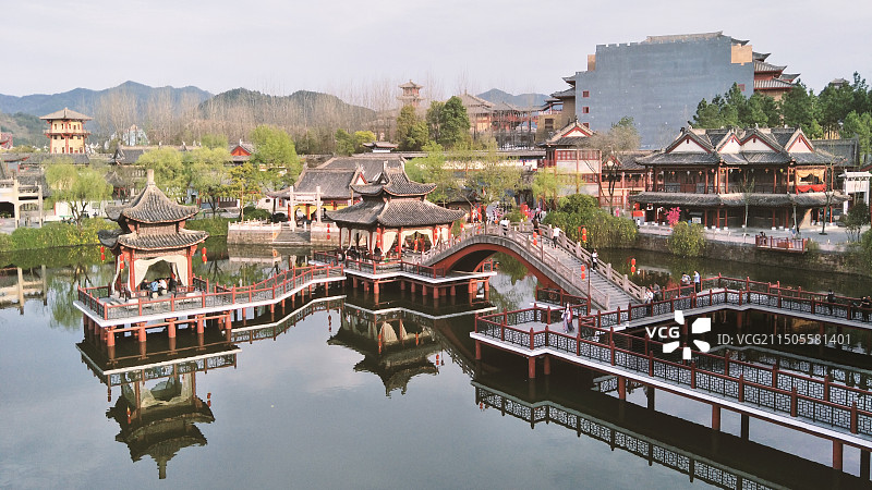 江南水乡亭台楼阁，蓝天白云晴空万里下湖面美丽倒影图片素材