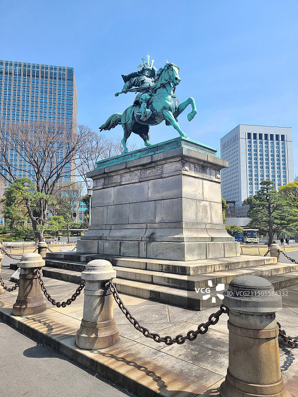 日本东京皇居外苑的镰仓幕府时期武将楠木正成铜像图片素材