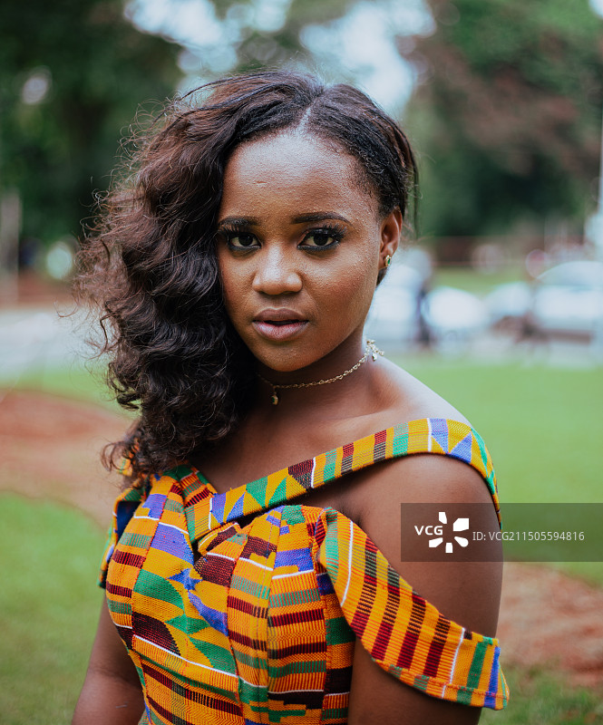 看向镜头的年轻女子肖像图片素材