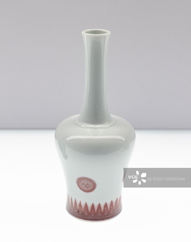 釉里红团花纹瓶 景德镇窑 清康熙 上海博物馆图片素材