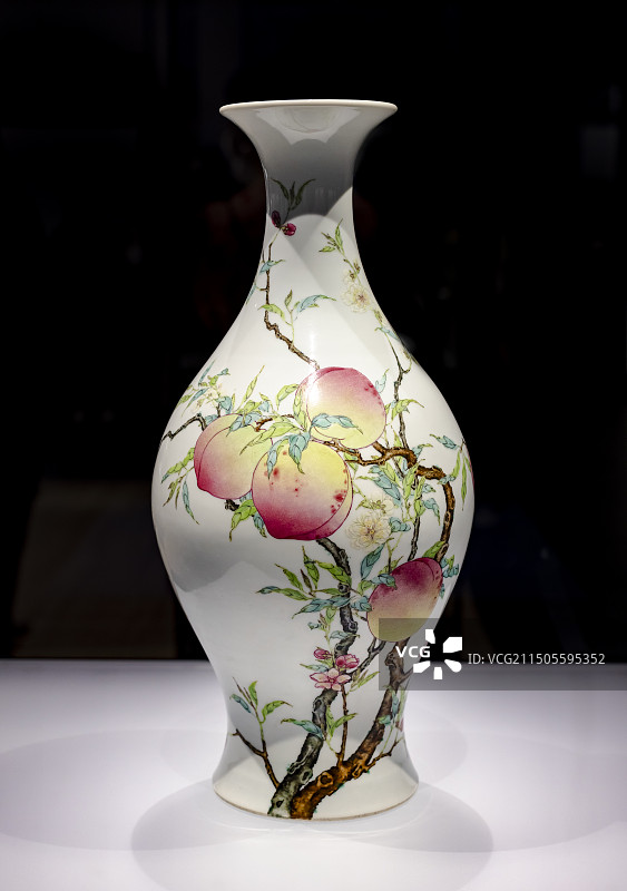 粉彩蝠桃纹瓶 景德镇窑 清雍正 上海博物馆图片素材