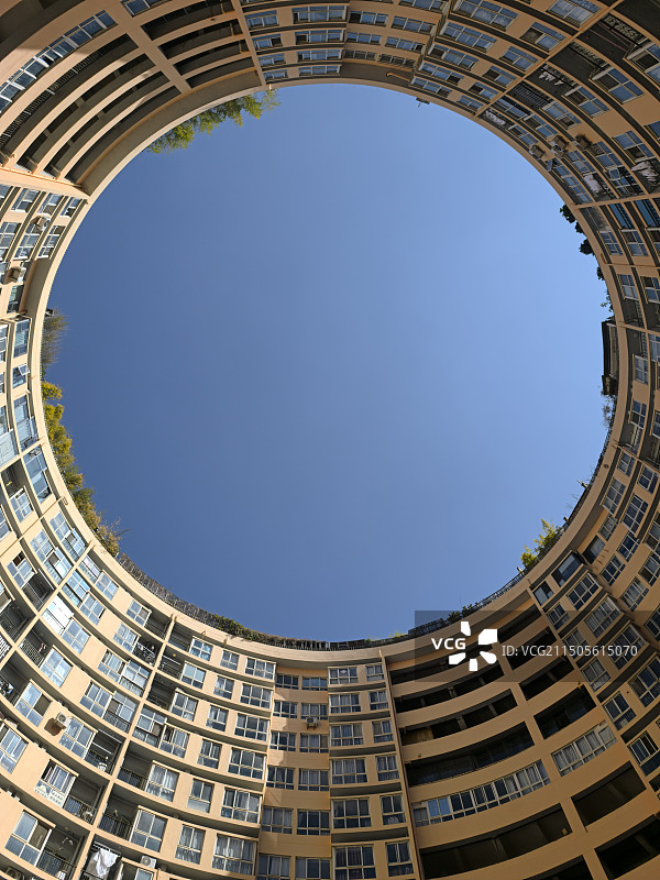 正下方拍摄的建筑物对天图片素材