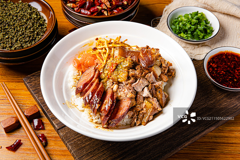 卤肉腊肠双拼拌饭图片素材