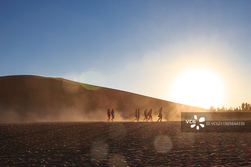 日出日落中的旅行者图片素材