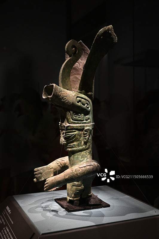 铜兽首冠人像 三星堆图片素材