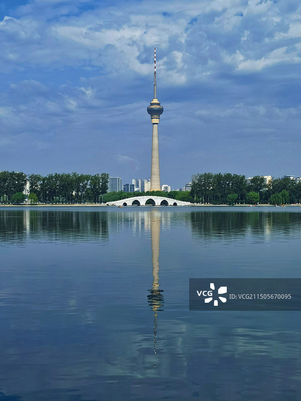多云的天空映衬下的湖景图片素材