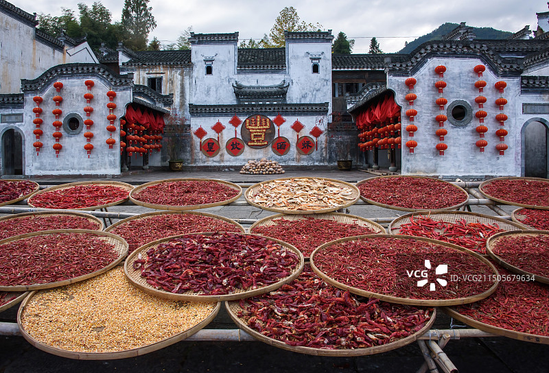 安徽省黄山市徽州区呈坎古镇晒秋图片素材