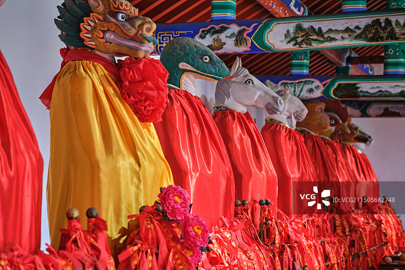 庙里供奉的12生肖神像图片素材