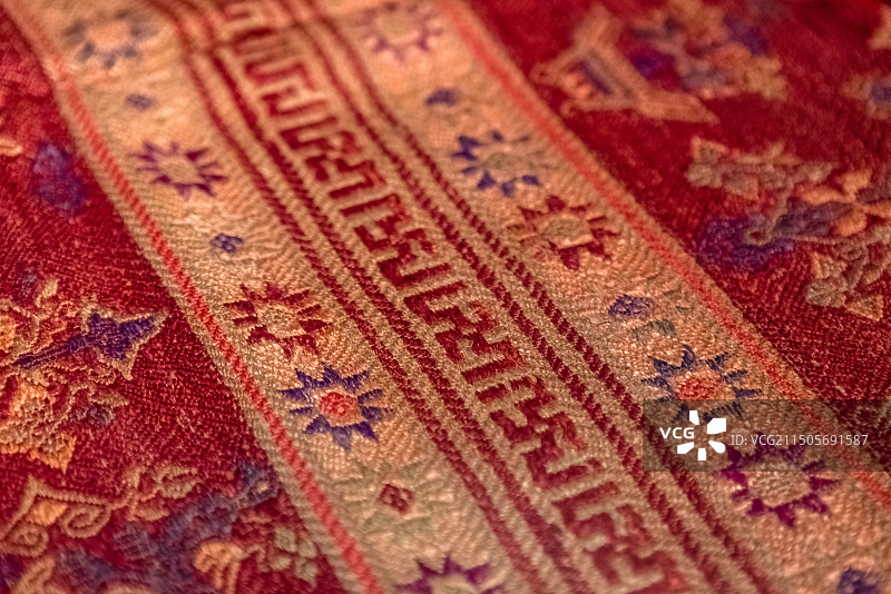 上海奉贤博物馆展出中国民族博物馆藏清代毛南族蝴蝶花纹织锦图片素材