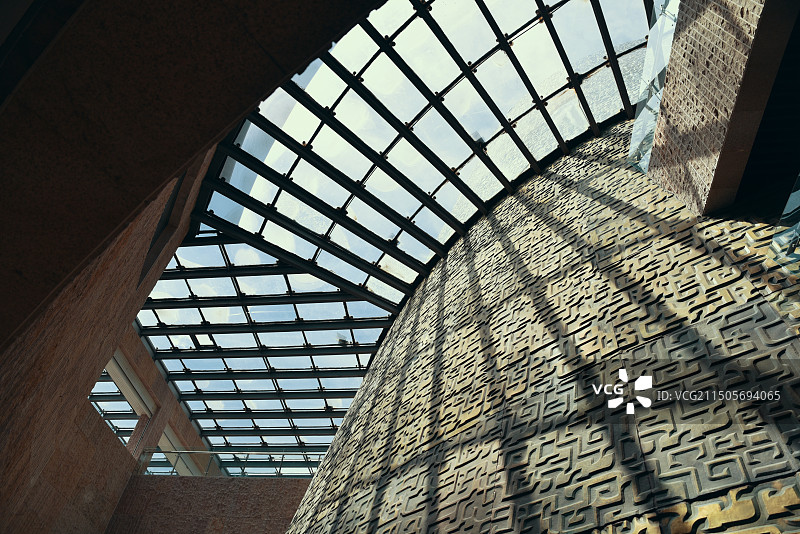 宝鸡青铜器博物馆大厅玻璃屋顶图片素材