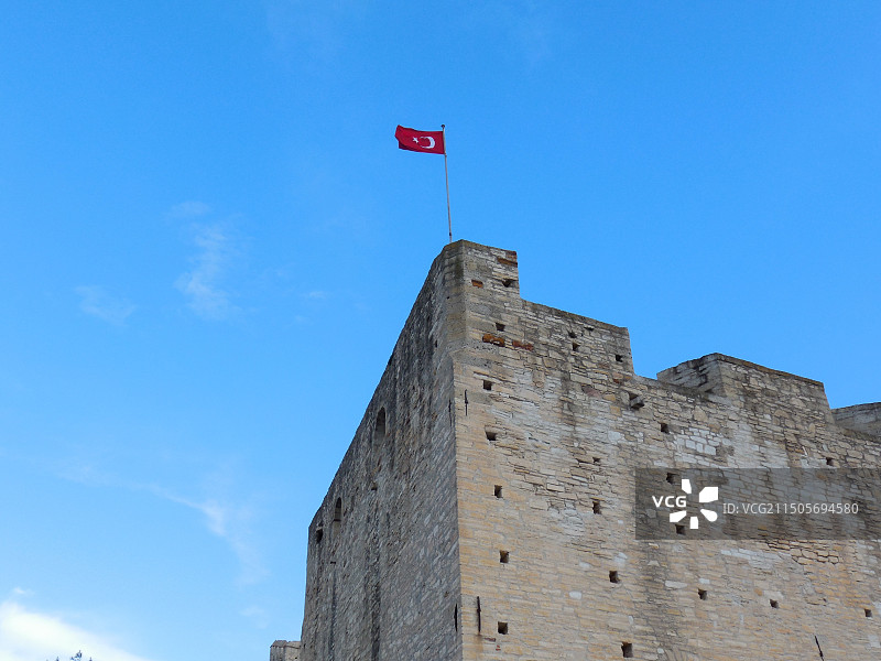 蓝天下的土耳其国旗图片素材