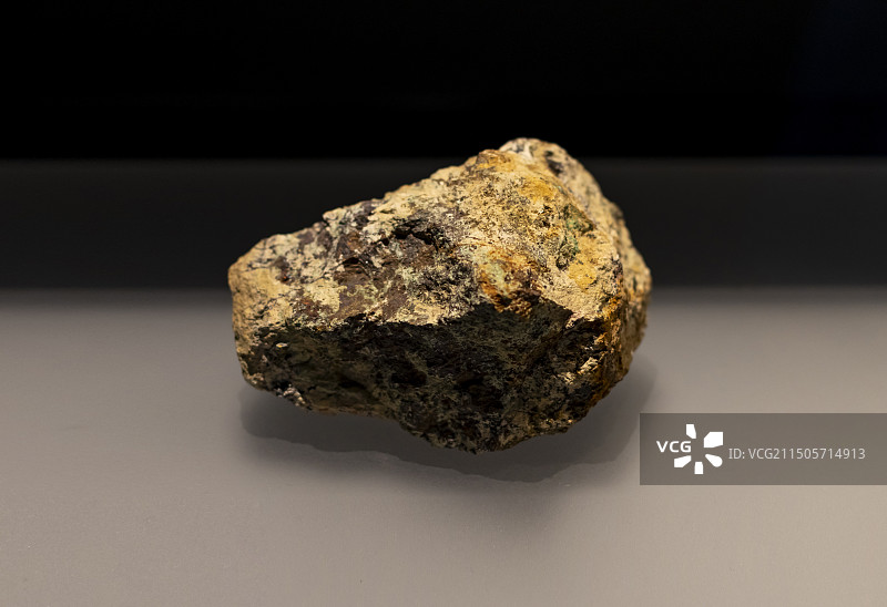 黄铜矿石 湖北黄石铜绿山矿冶遗址出土 上海博物馆图片素材