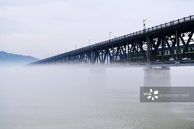 钱塘江朦胧水墨山景图片素材