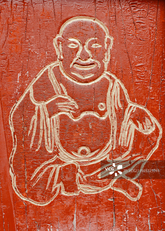 寺庙红色斑驳木门上的描金菩萨像图片素材