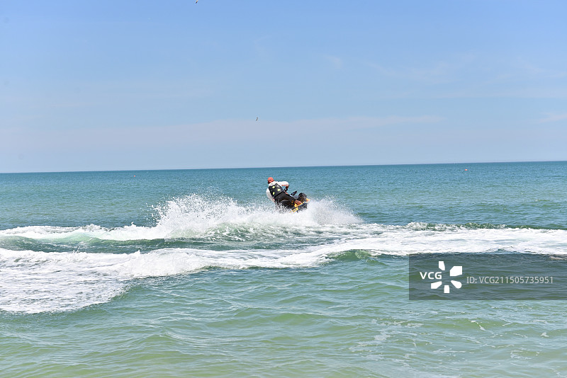 山东威海 那香海 海上运动 游艇与泛起的水花图片素材