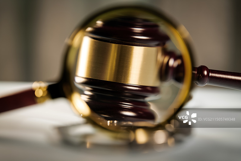 桌上放大镜和法槌的特写镜头图片素材