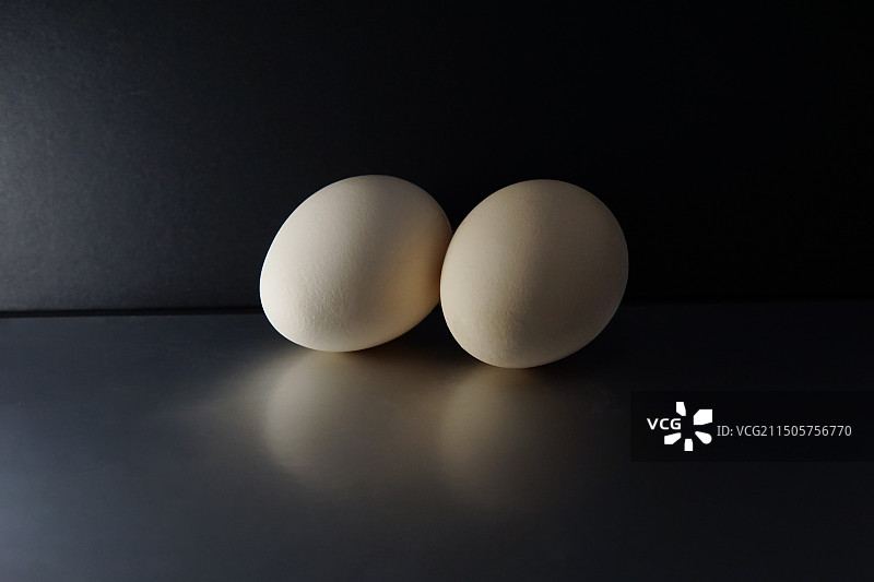黑色背景下的鸡蛋特写图片素材
