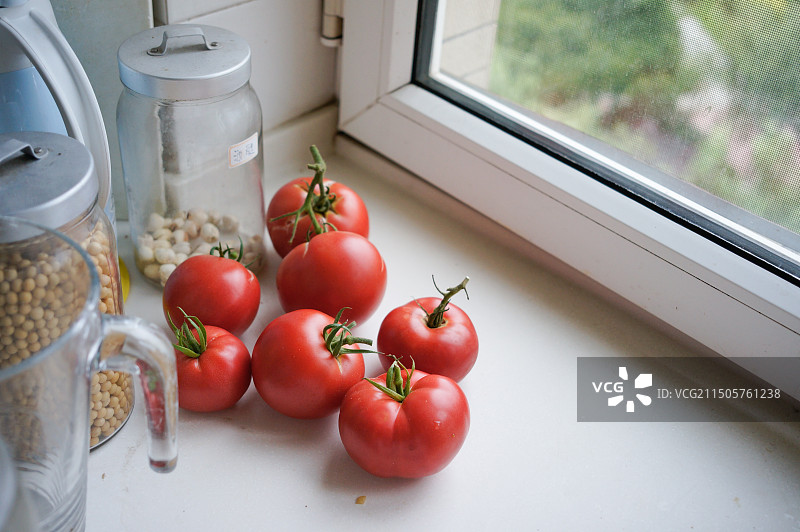 厨房一堆成熟的西红柿图片素材