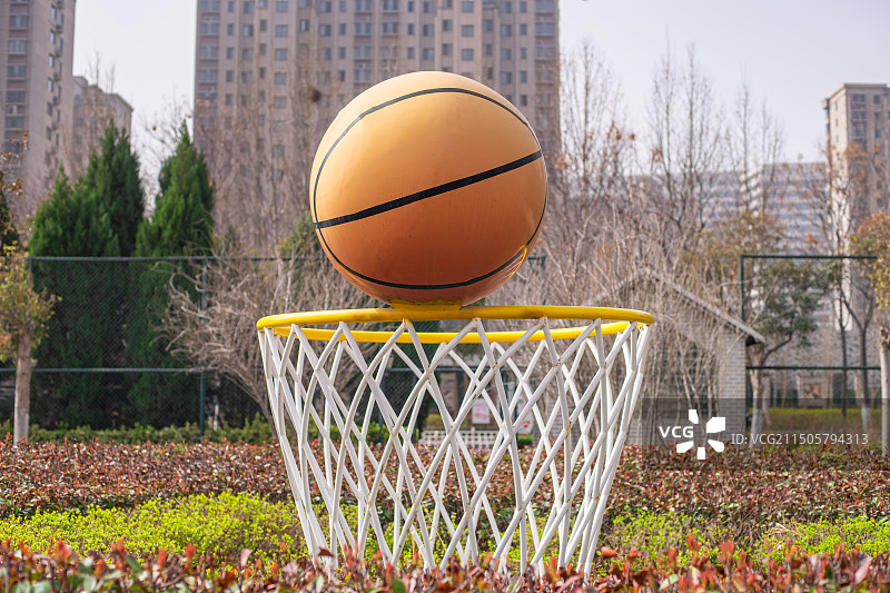 中国体育器械拍摄主题，篮球场的一台篮球架和一个篮球，户外白昼无人图像摄影图片素材