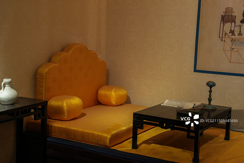 北京故宫博物馆清朝皇帝养心殿寝室罗汉床图片素材