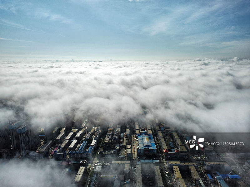 敖东城云雾铺天盖地图片素材