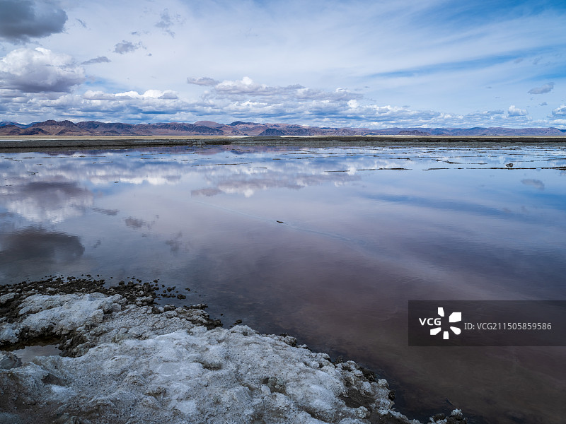 西藏日喀则仲巴县扎布耶盐湖图片素材