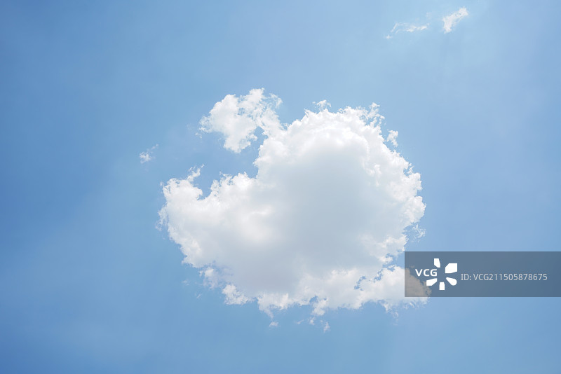 中国湛蓝天空上的一片白云图片素材