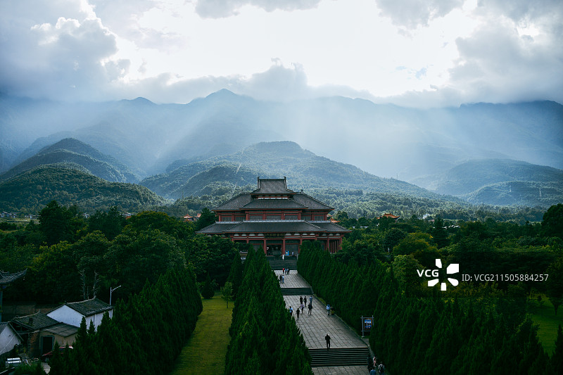 丁达尔光照耀下的大理崇圣寺雨铜观音殿图片素材