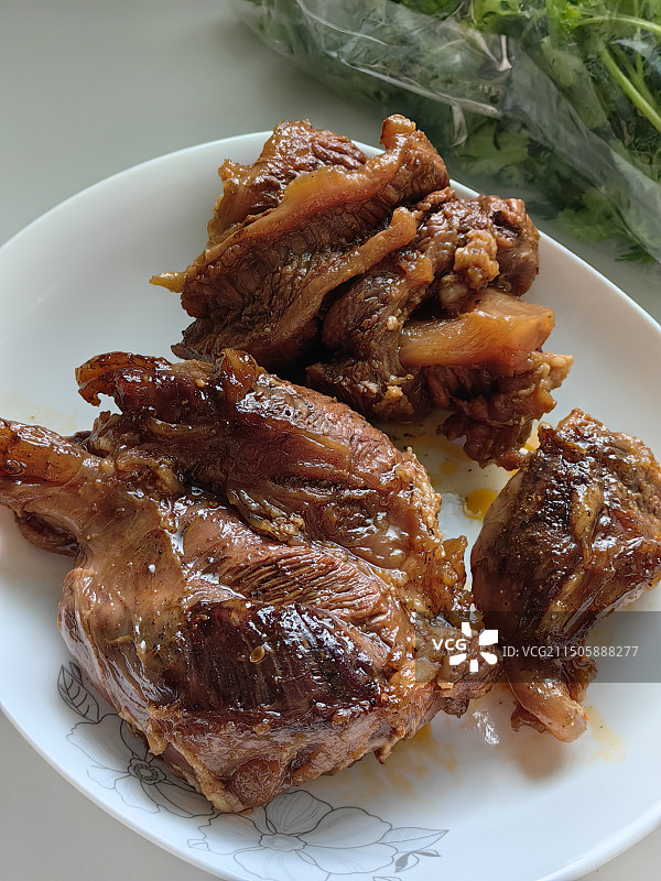 餐桌上盘子里的卤牛肉的高角度视图图片素材