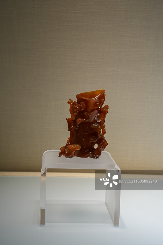 北京故宫博物馆清朝玛瑙雕梅竹松桩式花插图片素材