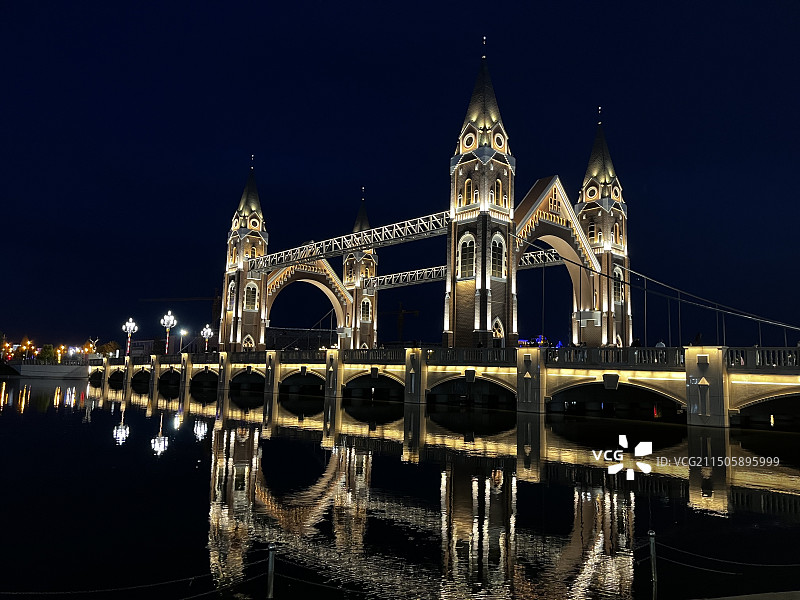 布尔津夜晚的大桥图片素材