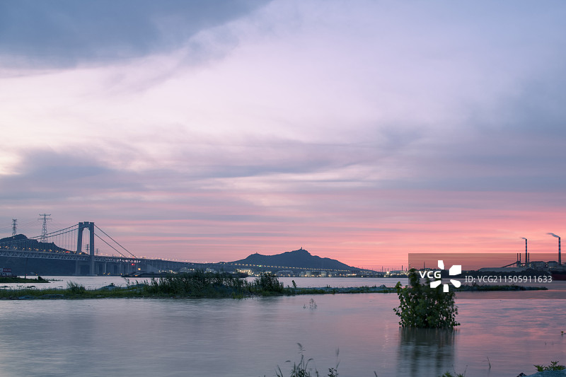 镇江五峰山和五峰山长江大桥远眺图片素材