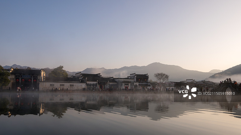 中国安徽黄山宏村日出晨雾图片素材