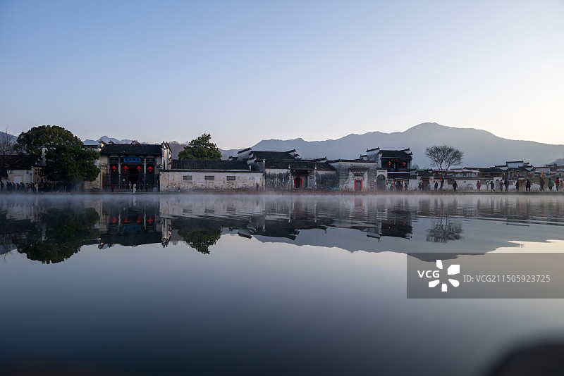 中国安徽黄山宏村日出晨雾图片素材