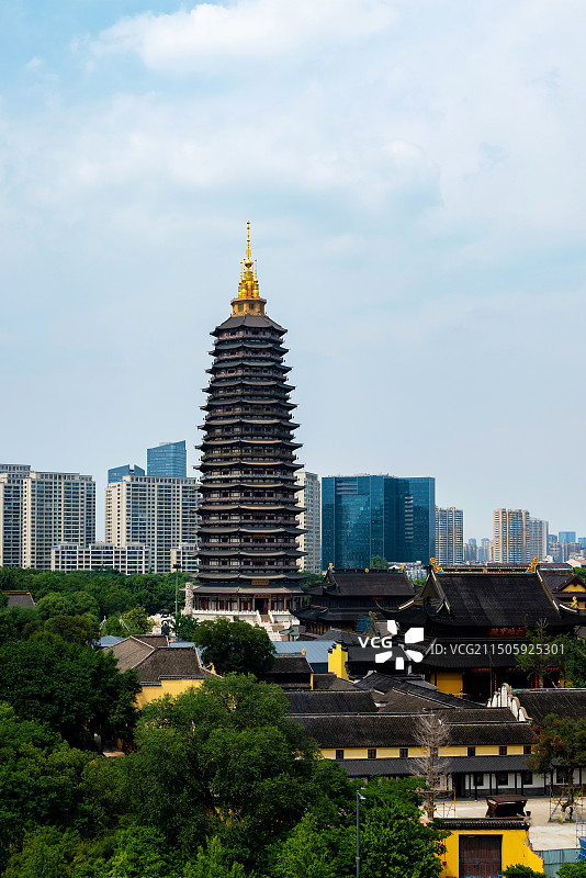 江苏常州天宁禅寺宝塔和城市风光图片素材