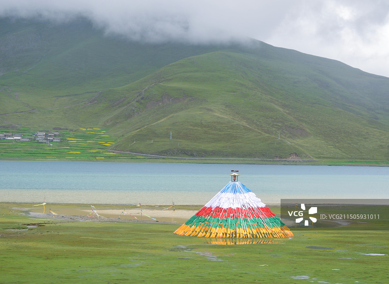 玛旁雍措边的经幡图片素材